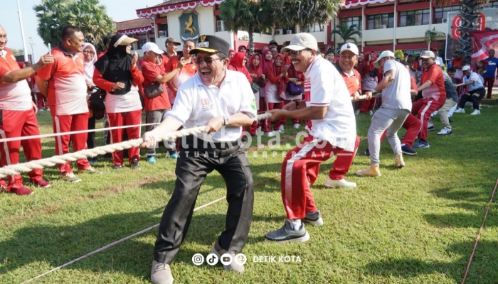 Wakil Bupati Sumenep, KH. Imam Hasyim, bersama sejumlah Kepala OPD ikut menyemarakkan dengan ikuti lomba tarik tambang.