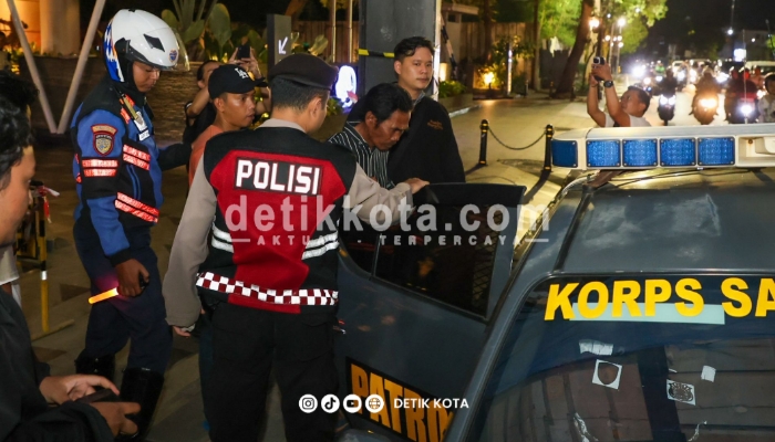 Petugas gabungan dari Dishub dan Satpol PP melakukan penertiban di sepanjang Jalan Tunjungan untuk mencegah praktik pungli dan parkir liar.
