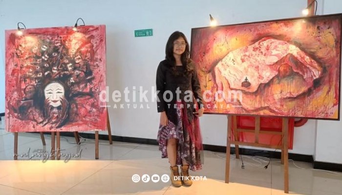 Pelukis muda Aliya Sakina Murdoko kembali menyelenggarakan pameran tunggal bertema Cerita Panji, Menafsir Tradisi Topeng Malangan di Gedung Malang Creative Center (MCC), lantai 5, Kota Malang.