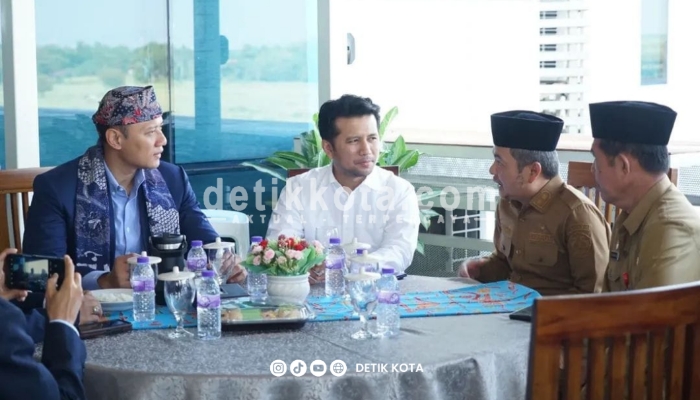 Pembukaan PKKMB UTM oleh Menko AHY, turut dihadiri oleh Wakil Gubernur Jawa Timur Emil Elestianto Dardak, Wakil Bupati Bangkalan Moh. Fauzan Ja’far, Rektor UTM Prof. Dr. Safi.