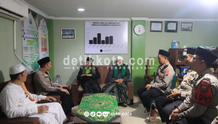 Pertemuan Kapolres Bojonegoro dengan Ketua MUI di Masjid Darussalam.