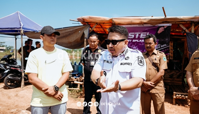 Bupati Subang saat sidak lokasi galian tanah merah ilegal di Desa Sukamulya, Pagaden.