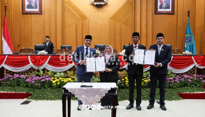 Penandatanganan nota kesepakatan KUA-PPAS APBD 2025 oleh Wali Kota Eri Cahyadi dan Pimpinan DPRD Surabaya.