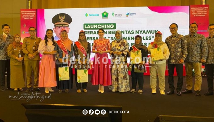 Wali Kota Malang Wahyu Hidayat, Ketua TP PKK Jatim Arumi Bachsin, perwakilan Enesis Group, serta Nirina Zubir saat menghadiri peluncuran gerakan di Hotel Haris & Convention Malang, Selasa 5 Agustus 2025.