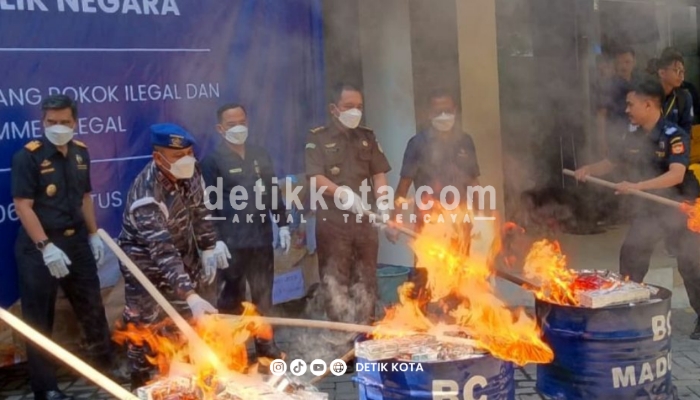 Pemusnahan rokok ilegal dan MMEA oleh Bea Cukai Madura disaksikan unsur TNI, Polri, Kejaksaan, dan Pemda, Rabu 6 Agustus 2025. (Foto: Karimata)