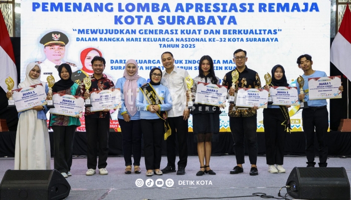 Wali Kota Eri Cahyadi bersama keluarga saat peringatan Hari Keluarga Nasional ke-32 di Convention Hall Surabaya.