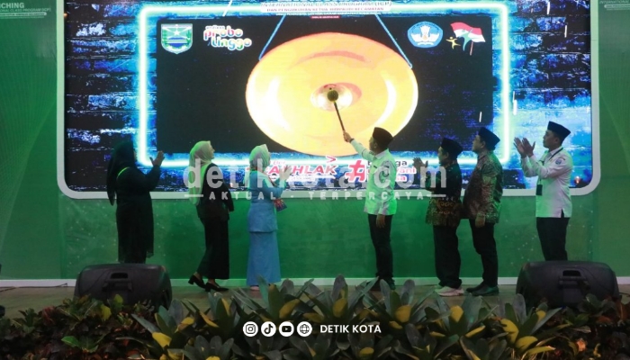 Bupati Probolinggo Gus Haris memukul gong digital sebagai tanda peluncuran ICP di Gedung Islamic Center Kraksaan.