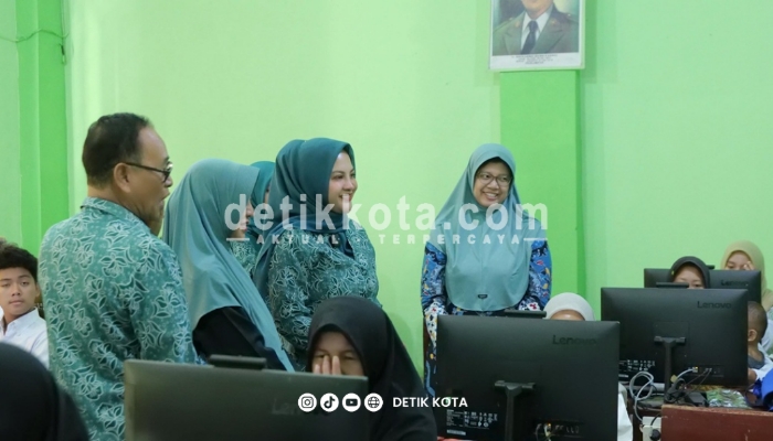 Ketua TP-PKK Lumajang Dewi Natalia Yudha Adji Kusuma saat memberikan motivasi kepada peserta ANBK di SMPN 4 Lumajang.