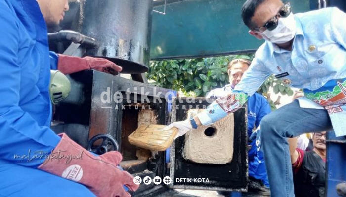 Wali Kota Malang Wahyu Hidayat memasukkan barang bukti narkotika ke alat pembakaran untuk dimusnahkan.