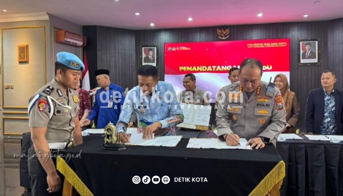 Wali Kota Malang Wahyu Hidayat dan Kapolres Malang Kota Kombes Pol Nanang Haryono melakukan penandatanganan MoU .
