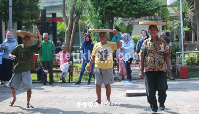 Para lansia di Griya Wredha Jambangan Surabaya turut memeriahkan peringatan Hari Ulang Tahun (HUT) ke-80 Republik Indonesia dengan mengikuti berbagai lomba, Jumat (8/8/2025).
