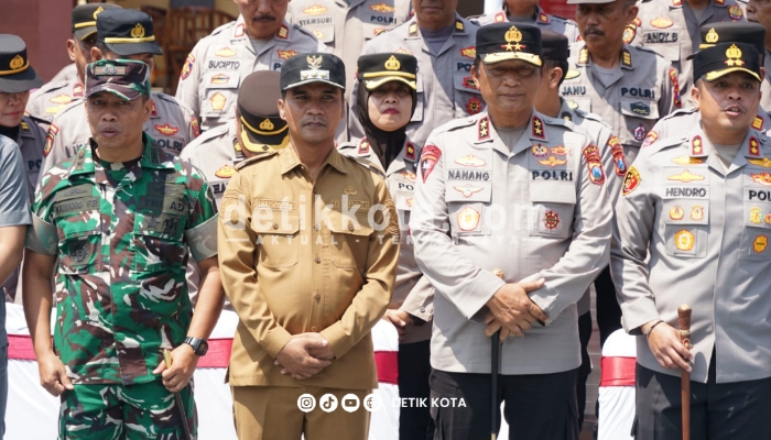 Kapolda Jatim Irjen Pol Nanang Avianto bersama Bupati Bangkalan Lukman Hakim dan jajaran Forkopimda saat kunjungan kerja di Polres Bangkalan, Selasa (12/8/2025).