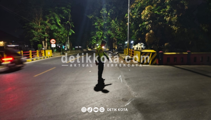 Polisi melakukan olah tempat kejadian perkara, mengamankan barang bukti, memeriksa saksi, dan menelusuri rekaman CCTV di sekitar lokasi.