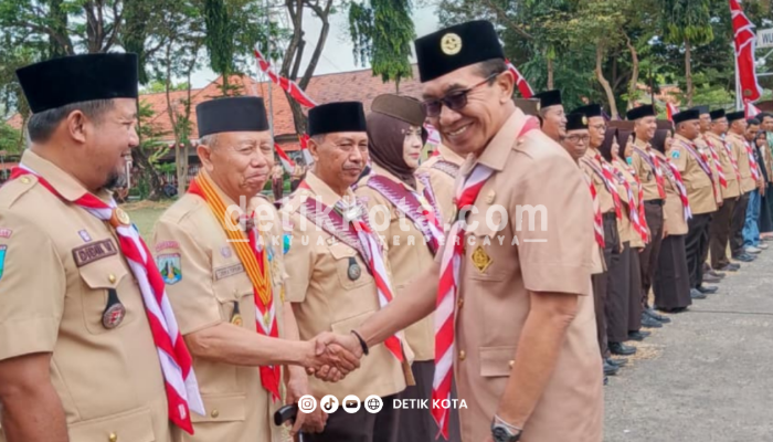 Bupati Pamekasan KH Kholilurrahman menyalami peserta upacara peringatan Hari Pramuka ke-65 yang digelar Kwartir Cabang (Kwarcab) Gerakan Pramuka Pamekasan di Halaman Pendopo Ronggosukowati, Kamis (14/8/2025).