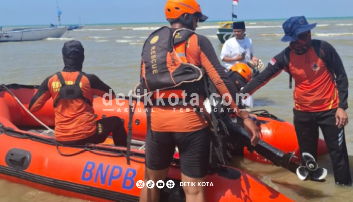 Tim BPBD Sampang bersiap melakukan pencarian nelayan hilang di perairan Desa Labuhan, Kecamatan Sreseh, Sabtu (16/8/2025).