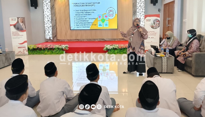 SMA Puncak Darussalam Pamekasan menggelar kegiatan sosialisasi dan motivasi bertema “Serba-serbi Kunci Kuliah” pada Senin (18/8/2025).