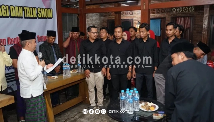 Wakil Bupati Bangkalan, Moch. Fauzan Ja’far, menghadiri sekaligus meresmikan Deklarasi Lembaga Bantuan Hukum (LBH) Bangkalan Berbagi yang disertai talkshow di Pondok Juang Perumahan IMC, Senin malam (18/8/2025).