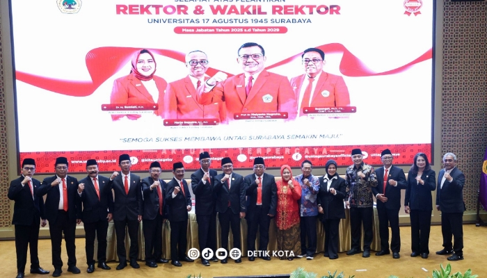 Wali Kota Surabaya Eri Cahyadi foto bersama Rektor Untag Prof. Dr. Mulyanto Nugroho saat pelantikan di Auditorium R. Soeparman Hadipranoto, Surabaya, Selasa (19/8/2025).