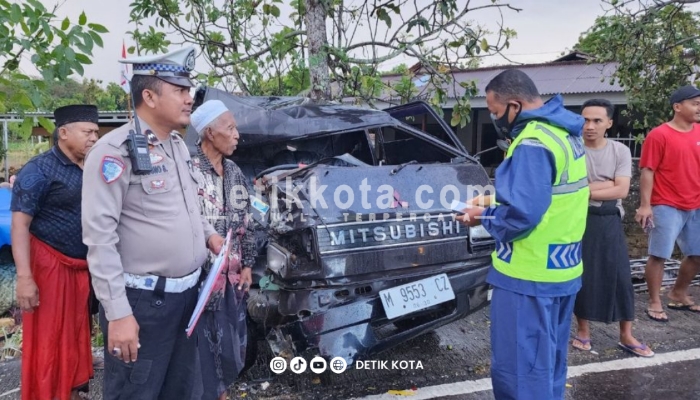 Kondisi kecelakaan truk dan mobil pick up di Jalan Raya Desa Tlagah, Kecamatan Pegantenan, Pamekasan.