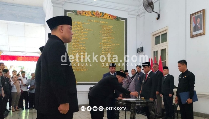 Bupati Bangkalan, Lukman Hakim, saat melantik Sekda dan enam Kepala Dinas di Pendopo Agung.