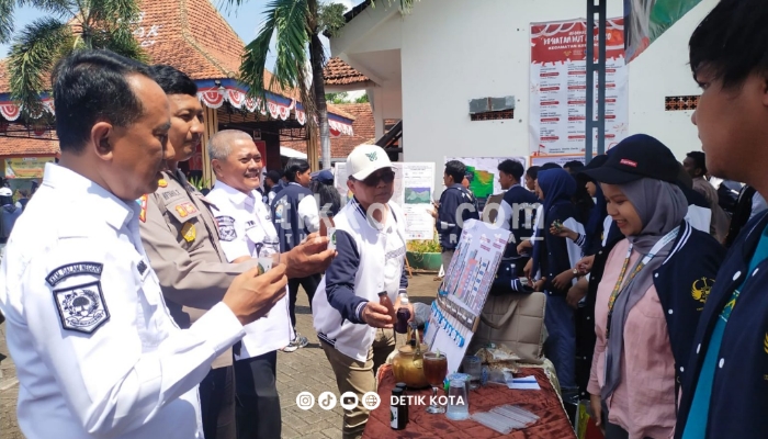 Mahasiswa Unitomo saat menggelar Expo KKN Tematik Desa Wisata Aman Bencana di Kantor Kecamatan Krejengan, Rabu (20/8/2025).