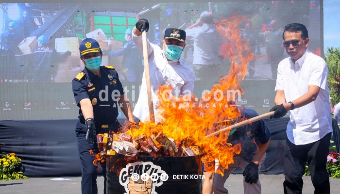 Pemusnahan rokok ilegal di halaman Balai Kota Surabaya.