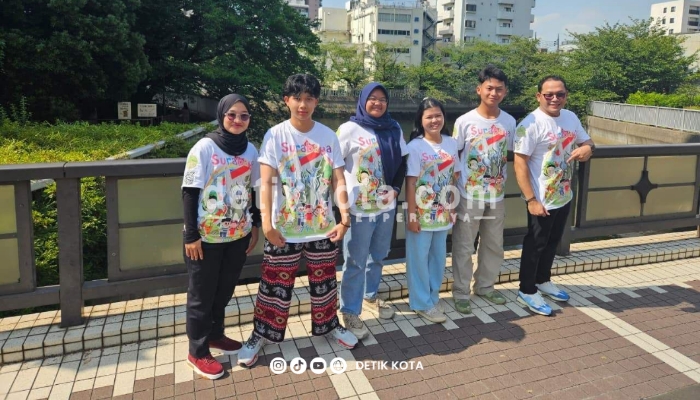 Delegasi pelajar Surabaya di Tokyo.