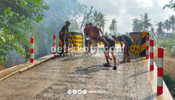 Satgas TMMD Kodim 0825/Banyuwangi saat membersihkan jembatan menjelang peresmian hasil program TMMD ke-125.