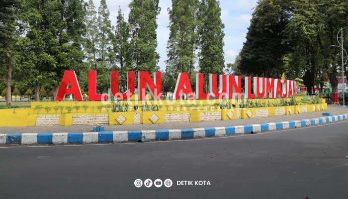 Kondisi pedestrian Alun-alun Lumajang yang akan direhabilitasi DLH senilai Rp4,5 miliar untuk menghadirkan ruang publik yang lebih nyaman dan inklusif.