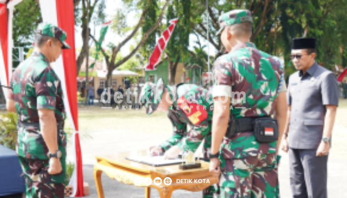 Komandan Korem 084 Bhaskara Jaya, Brigjen TNI Danny Alkadrie, bersama Bupati Pamekasan KH. Kholilurrahman saat penutupan TMMD ke-125 di Desa Kramat, Kecamatan Tlanakan.