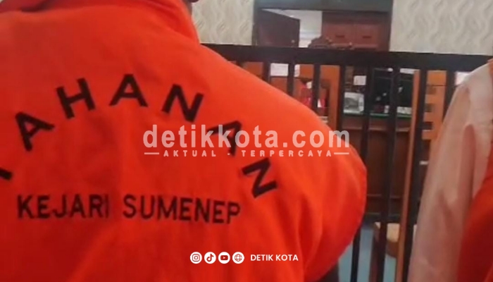 AF, Kepala Dusun di Desa Prenduan, Kecamatan Pragaan, saat menjalani sidang ke 3 di Pengadilan Negeri (PN)