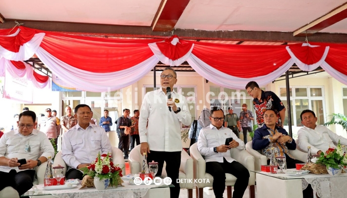 Menteri Koordinator Bidang Pangan, Zulkifli Hasan, saat peresmian Koperasi Merah Putih di Kelurahan Jambangan, Surabaya, Kamis (21/8/2025).