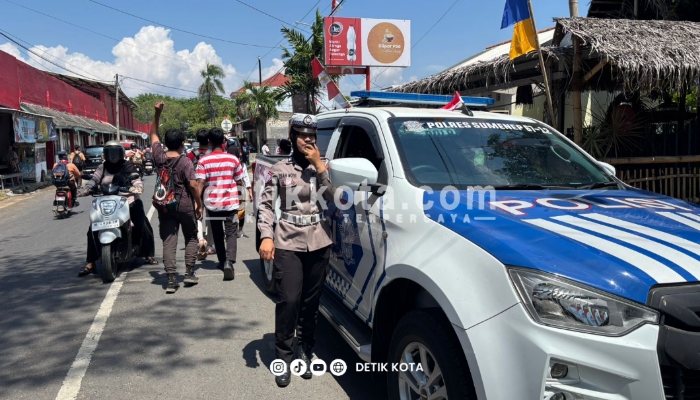 Polwan Polres Sumenep saat bertugas dalam program Polantas Menyapa di SMPN 1 Sumenep, Jumat (22/8/2025).