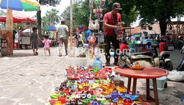 Suasana aktivitas pedagang kaki lima di sekitar Alun-Alun Lumajang, Jumat (22/8/2025).