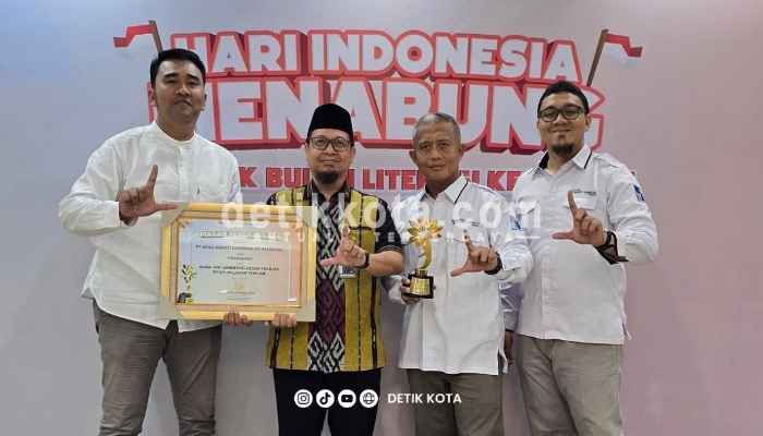 Dirut BPRS Bhakti Sumekar H. Hairil Fajar menerima trofi “Bank Implementasi KEJAR Terbaik BPR/S Wilayah Tengah” dari OJK pada KEJAR Award 2025, Jakarta, Jumat (22/8/2025).