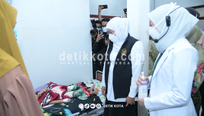 Gubernur Jawa Timur Khofifah Indar Parawansa meninjau pasien campak di RSUD dr. H. Moh. Anwar Sumenep, Sabtu (23/8/2025).