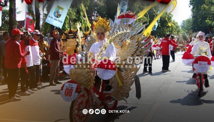 Pelajar tingkat SD dan SMP mengikuti Festival Sepeda Hias di Sumenep dalam rangka memperingati HUT ke-80 RI, Minggu (24/8/2025).