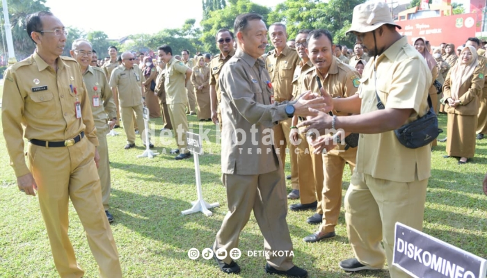 Sekretaris Daerah Kabupaten Sumenep, Edi Rasiyadi, saat memimpin apel gabungan di Halaman Kantor Bupati, Senin (25/8/2025).