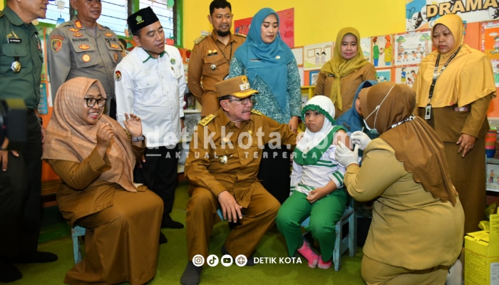 Wakil Bupati Sumenep KH. Imam Hasyim saat meninjau pelaksanaan imunisasi campak di TK Rumah Kita, Senin (25/8/2025).