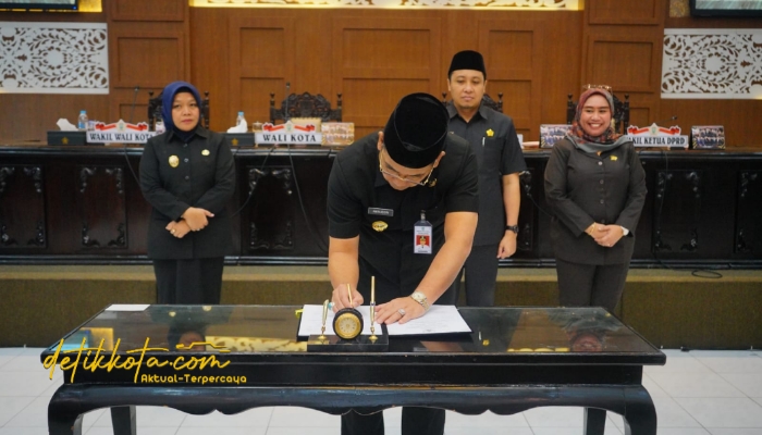 Penandatanganan Keputusan DPRD dan Berita Acara Persetujuan Bersama antara Wali Kota dan Pimpinan DPRD.