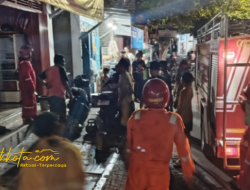 Warung Tok Patok di Pamekasan Ludes Terbakar, Damkar Sigap Padamkan Api