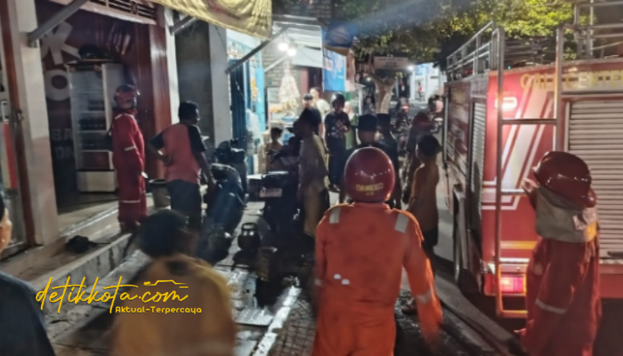 Petugas Damkar Pamekasan saat melakukan pemadaman kebakaran warung di Jalan Ronggo Sukowati, Senin (25/8/2025) malam.