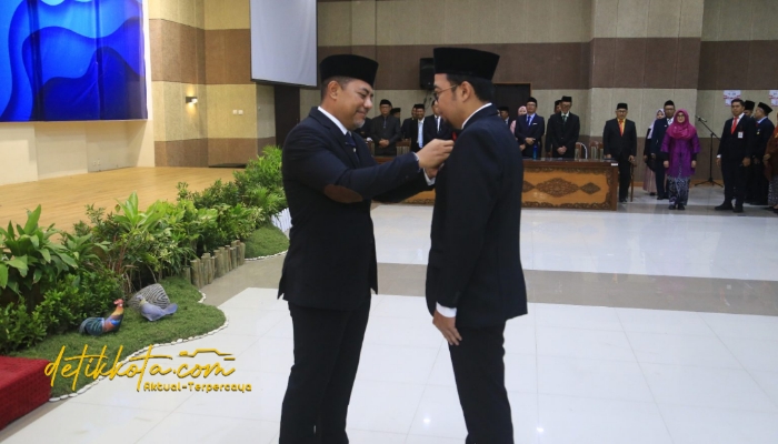 Bupati Probolinggo Gus dr. Mohammad Haris menyerahkan tanda kehormatan Satyalancana Karya Satya kepada ASN di Auditorium Madakaripura.