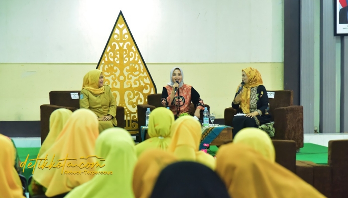 Ketua TP-PKK Lumajang, Dewi Natalia Yudha Adji Kusuma, saat memberikan sambutan dalam Edukasi Peningkatan Kualitas Keluarga di Graha Nagara Bhakti.
