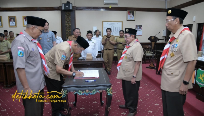 Penandatanganan perjanjian kerja sama pemanfaatan data kependudukan antara Dispendukcapil Sumenep dengan 32 lembaga mitra di Kantor Bupati Sumenep.