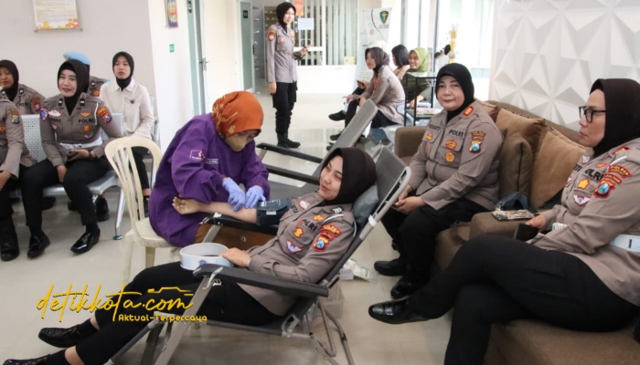 Polwan Polres Sumenep bersama anggota Polri dan ASN mengikuti donor darah dalam rangka HUT ke-77 Polwan RI di Poli Klinik Polres Sumenep.