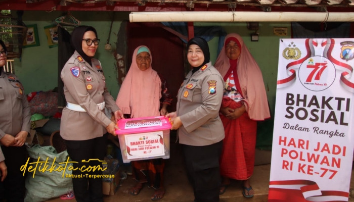 Polwan Polres Sumenep saat menyalurkan paket sembako kepada masyarakat dalam rangka Hari Jadi Polwan RI ke-77.