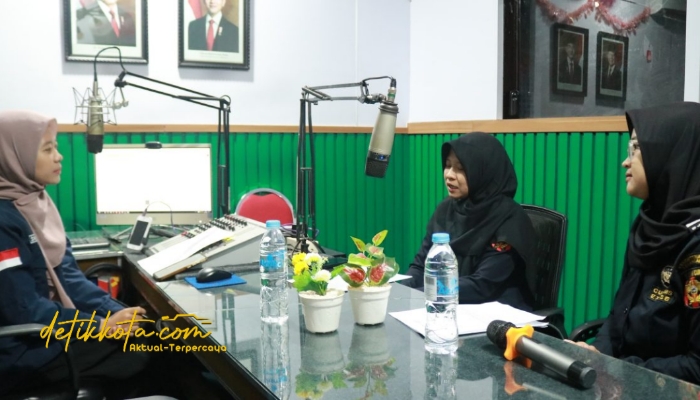 Dialog interaktif Bea Cukai Probolinggo bersama Radio Bromo FM dalam podcast “Radio Gempur Rokok Ilegal” di Kraksaan, Selasa (26/8/2025).