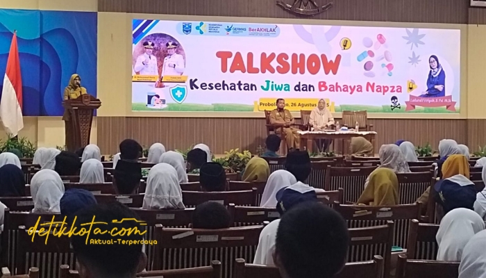 Sekretaris Dinkes Kabupaten Probolinggo dr. Dewi Vironica membuka talkshow kesehatan jiwa dan bahaya napza di Auditorium Madakaripura, Selasa (26/8/2025).