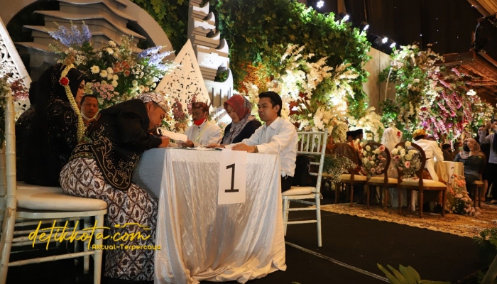 Sejumlah pasangan mengikuti isbat nikah massal yang digelar Pemkot Surabaya di Ballroom The Empire Palace.